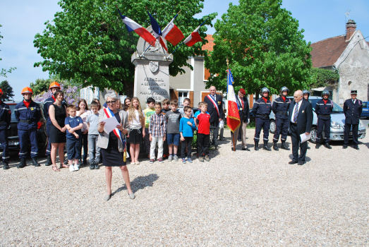 Devant le monument aux morts