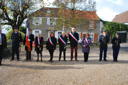 Les élus et le porte-drapeau en fin de cérémonie