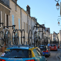 Forêt de vélos sur les toits de voitures