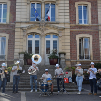 Sur la place de la mairie