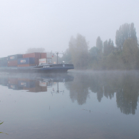 Péniche dans le brouillard